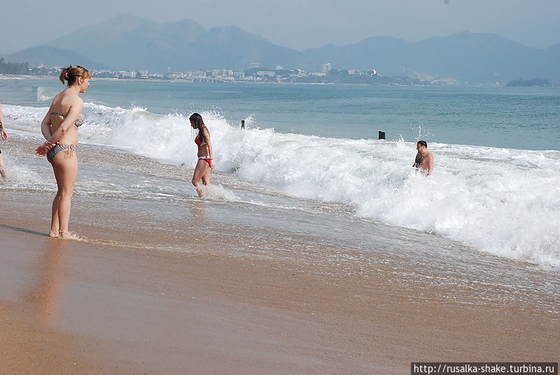 Пляж, на котором пытаются купаться Нячанг, Вьетнам
