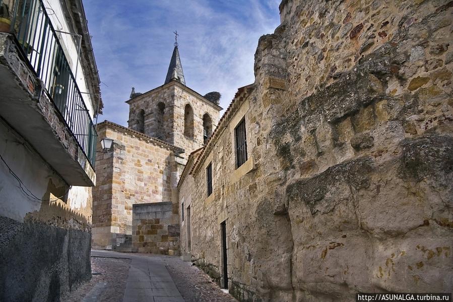 Крепостная стена с воротами Пуэрта-Траисьон (Воротами предательства). В 1072 году возле них заговорщики убили короля Санчо II. Самора, Испания