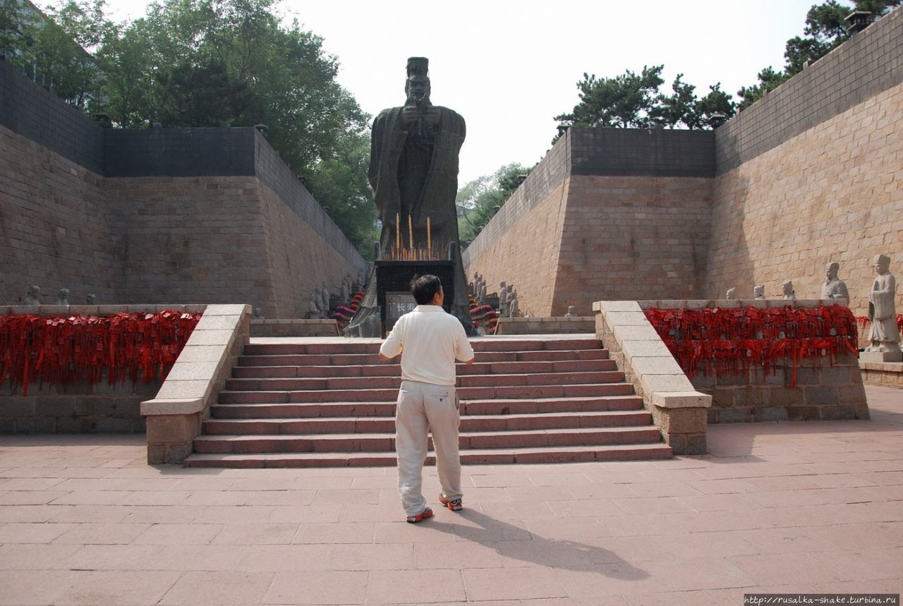 Памятник Циньшихуанц Циньхуандао, Китай
