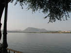 Вид с острова на озере Pichola, Удайпур, Раджастан, Индия
