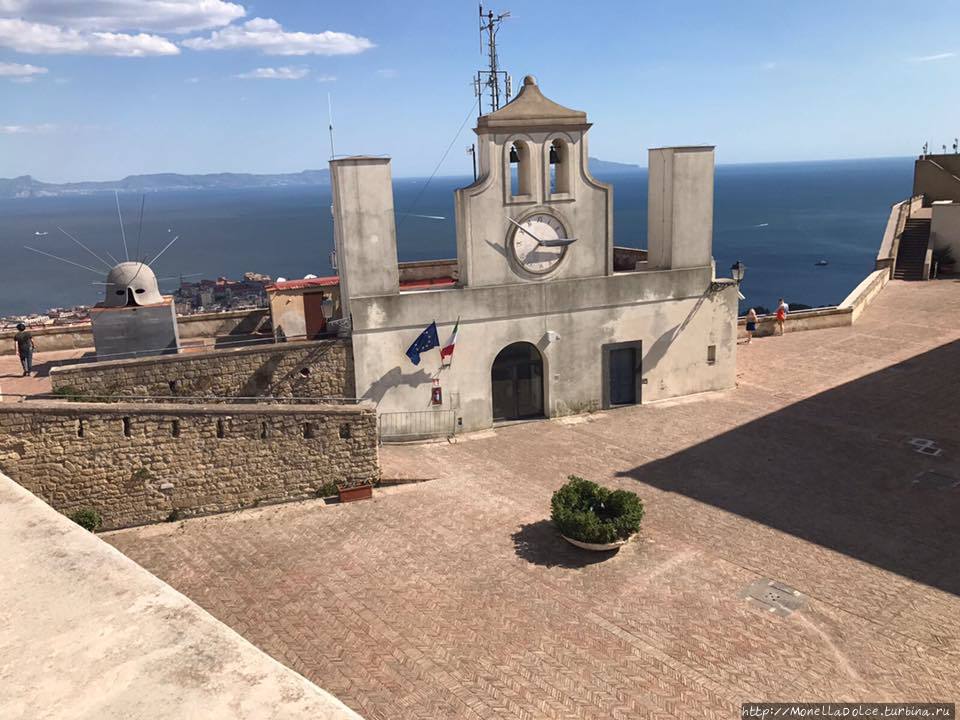 Замок Сан-Эльмо Неаполь, Италия