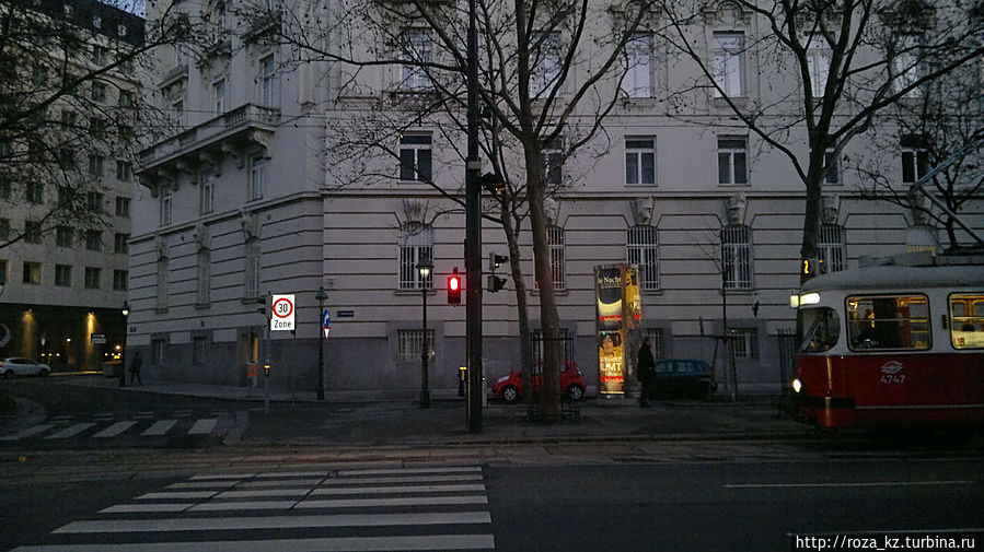 остановка трамвая 2 (слева в 20 метрах отель) — направление из Хофбурга к отелю Вена, Австрия