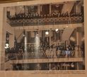 А вот так выглядело торжественное открытие в 1907 году. На нижнем этаже — владельцы с семьями и гостями,а на верхнем — служащие.