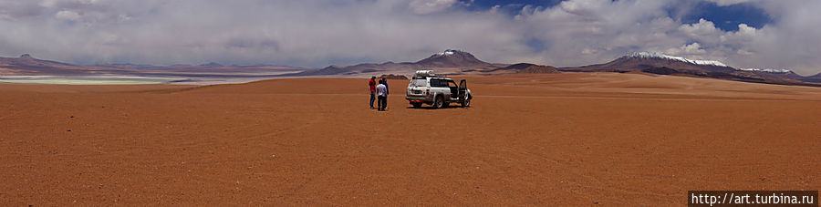 пересекая красные пустыни Уюни, Боливия
