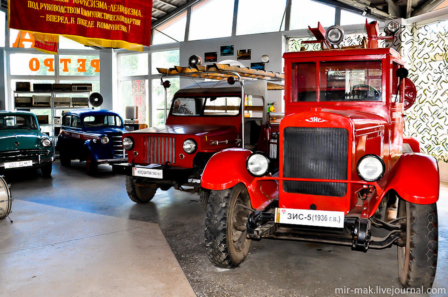 Пожарный автомобиль ЗИС-5 аж 1936 года выпуска – один из самых колоритных экспонатов. Машина до сих пор на ходу, и в любой момент может помчаться на тревожный вызов. Винница, Украина