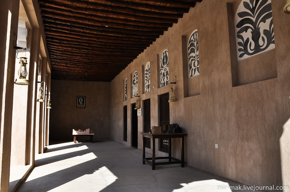 Отличительными чертами традиционной арабской архитектуры конца 19 века, являются высокие потолки, арочные проемы, широкие внутренние дворы и ветровые трубы, для охлаждения помещений. Дубай, ОАЭ