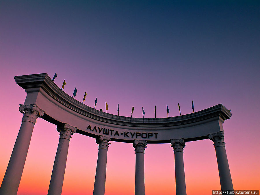 ротонда (колоннада) на набережной в Алуште Республика Крым, Россия