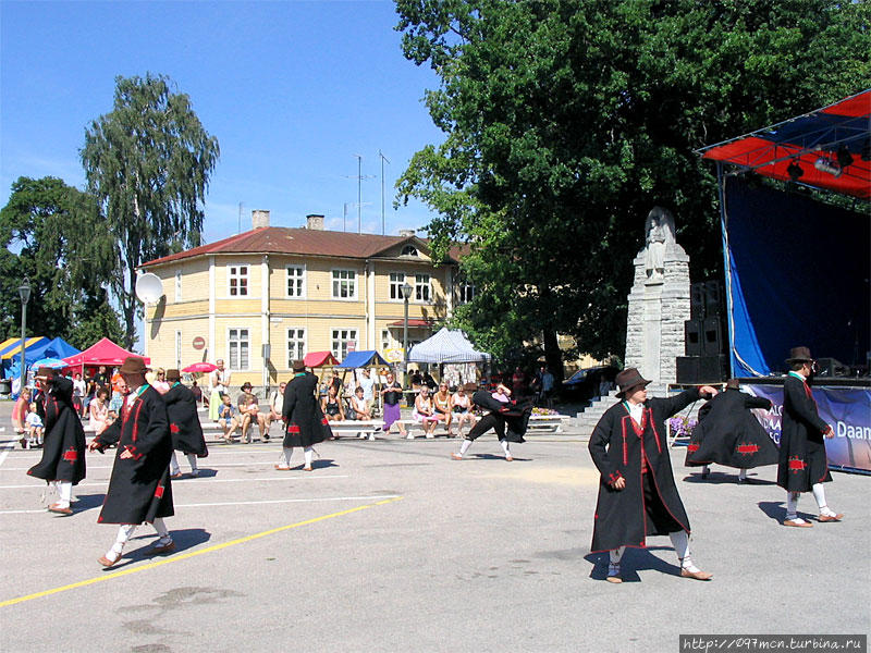 Народные гуляния на площади у замка Хаапсалу, Эстония