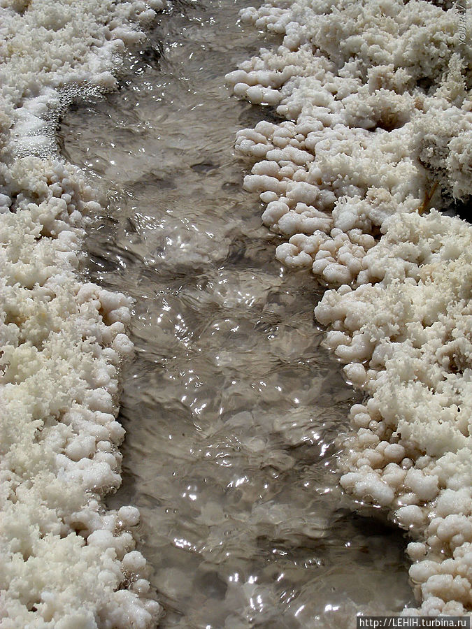 Вода ледяная и соленая  настолько, что не знаешь от чего сводит челюсти от холода или от количества соли))) Хулбук, Таджикистан