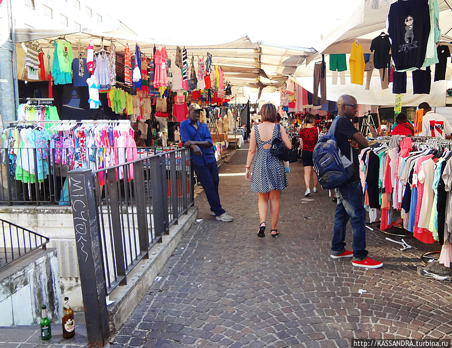 Исторический рынок на площади VIII Августа Болонья, Италия