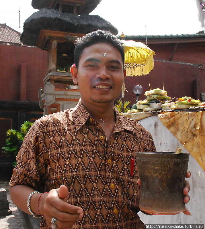 Откуда рис во лбу Кута, Индонезия
