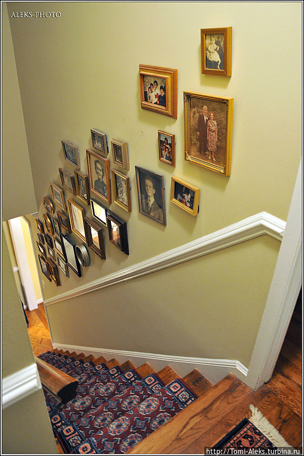 Лестница на второй этаж. Как ни странно, я заметил, что именно здесь во многих семьях висят семейные фотографии. Идешь по лестнице и изучаешь историю семьи. Главное при этом — не споткнуться...
* Лаурел, CША