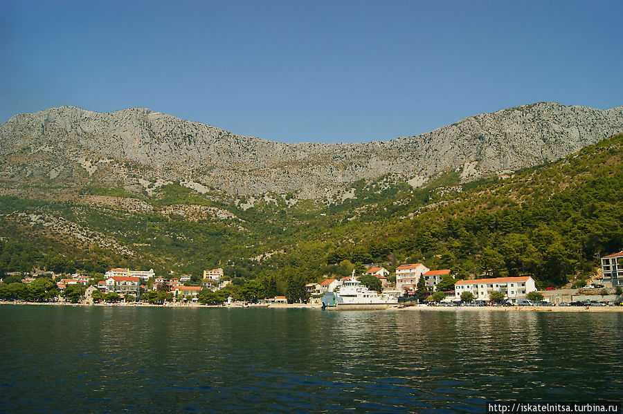 Мы отчаливаем на пароме. Вид на Дрвеник с моря Корчула, остров Корчула, Хорватия