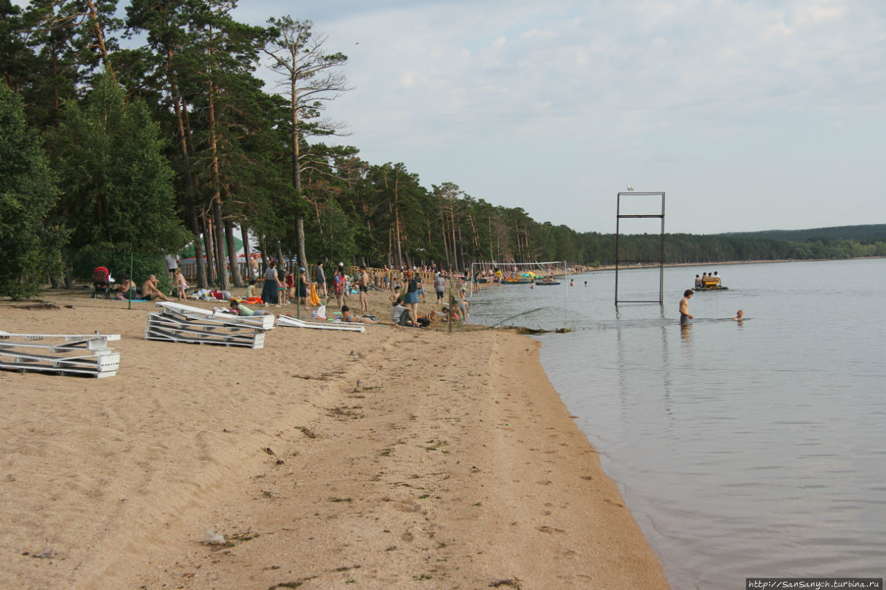 Пляж на озере.