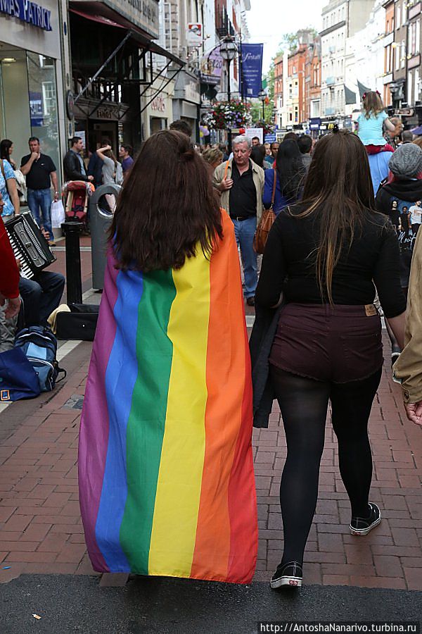 В тот день утром, оказывается, был гей-парад. Он уже кончился, но некоторые участники все еще наблюдались. Дублин, Ирландия