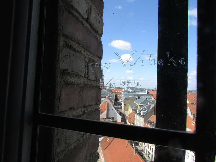 Окно в Круглой Башне и чья-то нацарапанная подпись...датируется 1954 годом Копенгаген, Дания