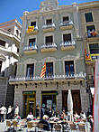 Дом Casa Piñol был построен по проекту архитектора Pere Caselles в 1910 году на месте дома восемнадцатого века.