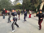 Китайцы в парках и на улицах занимаются оздоровительной гимнастикой цигун.
