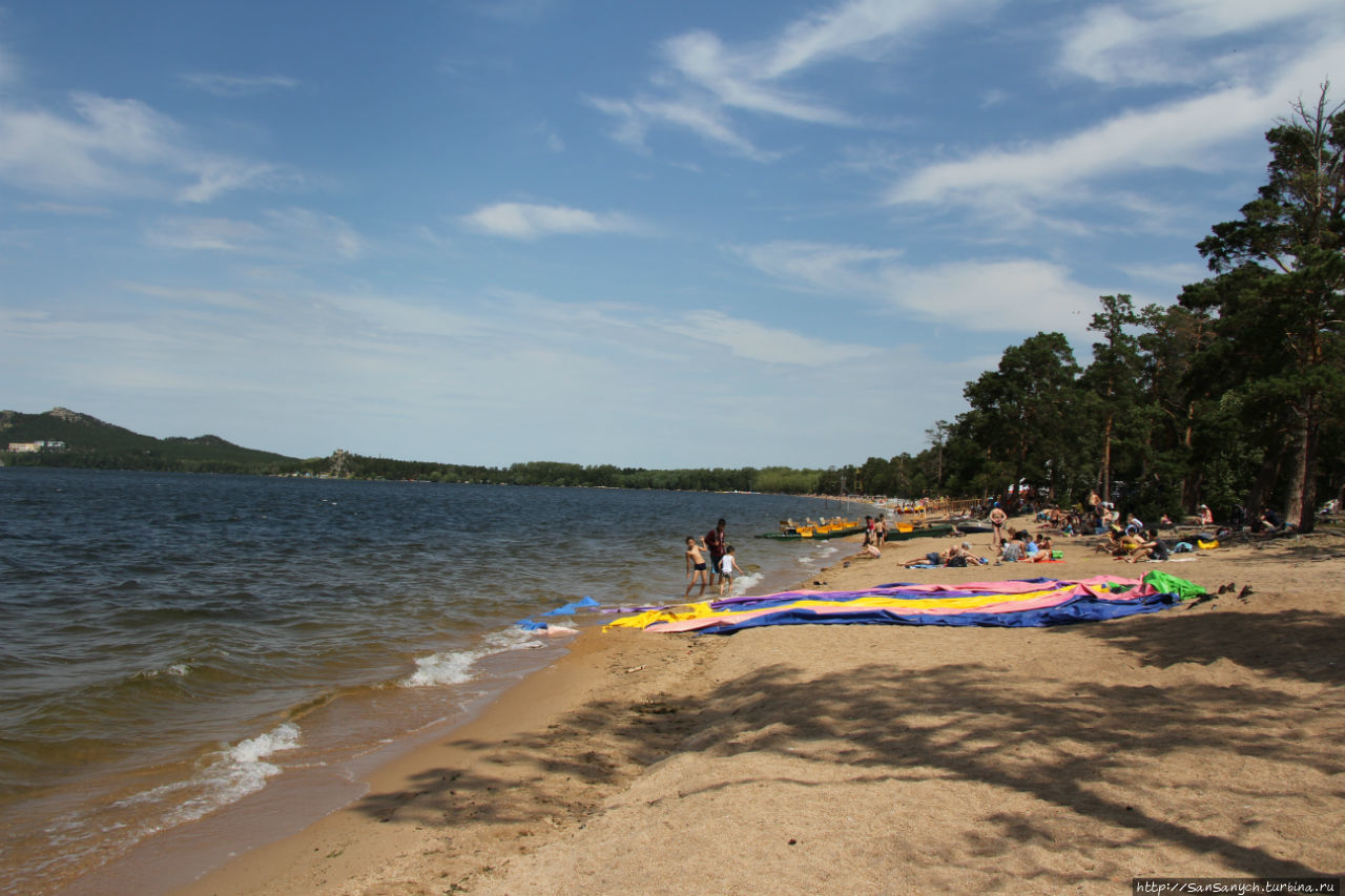 Пляж на озере Боровое.