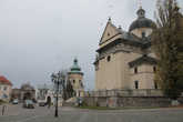 Костел Св.Лаврентия с колокольней, Глинская брама, на которой изображены гербы Жолковских и Собесских и ратуша