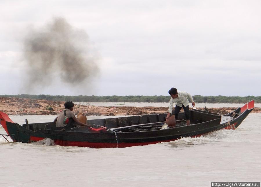 Главное богатство здешних жителей — лодка Провинция Сиемреап, Камбоджа