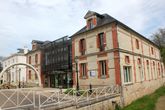 Maison de la Vigne.
Особняк расположен в конюшнях замка. Он был построен в 1890 — 1892 гг Олимпом Эрьо (Olympe Heriot).
Сейчас здесь расположен культурный центр Ренуара.