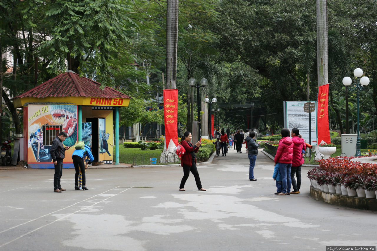 Люди в зоопарке Ханоя Ханой, Вьетнам