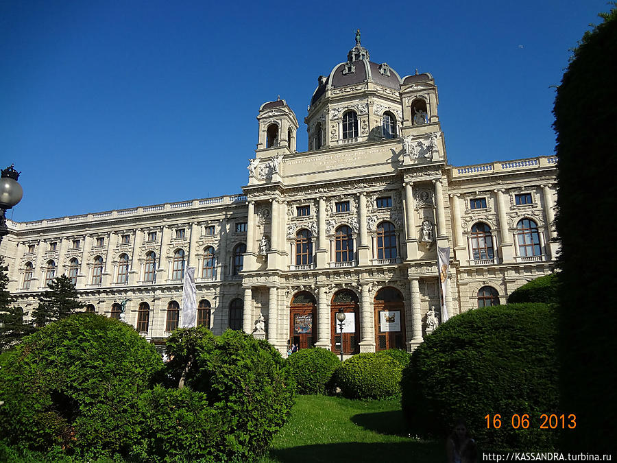 Тенистые лужайки на площади  Марии Терезии Вена, Австрия