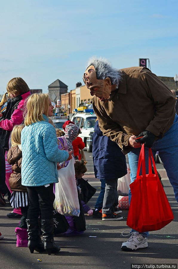 А вот детишки совсем не пугаются таких страшилок! Анока, CША А вот детишки совсем не пугаются таких страшилок! Анока, CША