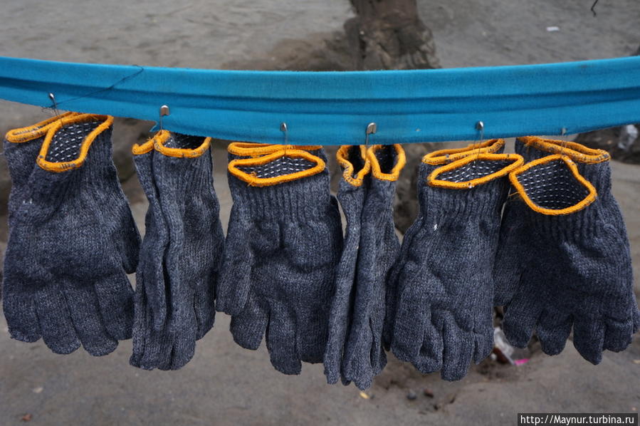 Если  вы   забыли  тепло  одеться,  здесь  можно  приобрести   некоторые  нужные  вещи  —  например,  перчатки. Бромо-Тенггер-Семеру Национальный Парк, Индонезия