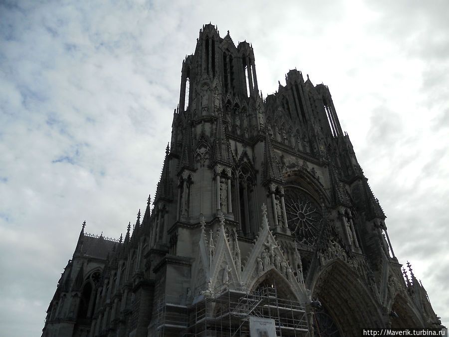 Три глубоко утопленных портала со стрельчатыми арками поднимаются к большому круглому окну. Над ним проходит галерея Королей. Завершает фасад две мощные ажурные башни.
Около 2300 фигур королей и епископов, рыцарей и святых, ремесленников даже дьявола расположились на фасаде. Три глубоко утопленных портала со стрельчатыми арками поднимаются к большому круглому окну. Над ним проходит галерея Королей. Завершает фасад две мощные ажурные башни.
Около 2300 фигур королей и епископов, рыцарей и святых, ремесленников даже дьявола расположились на фасаде.