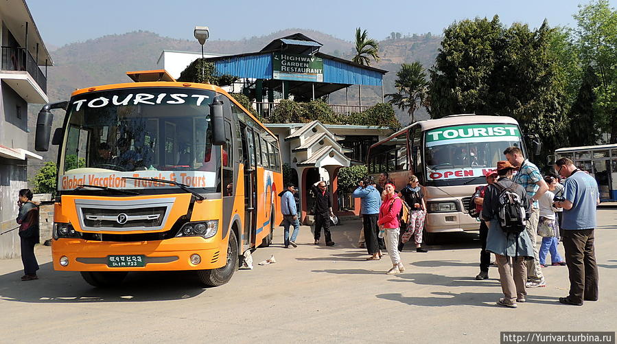По Непалу лучше всего передвигаться на более комфортных туристических автобусах Читван Национальный Парк, Непал
