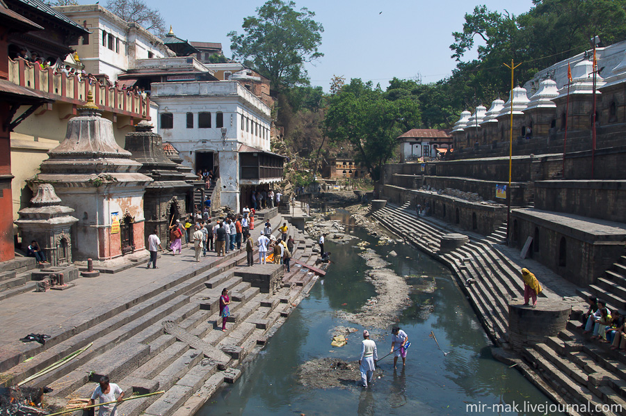 Это индуистский храмовый комплекс Пашупатинатх, расположенный на обоих берегах священной реки Багмати. Именно здесь и проводят обряд кремации умерших. Это индуистский храмовый комплекс Пашупатинатх, расположенный на обоих берегах священной реки Багмати. Именно здесь и проводят обряд кремации умерших.