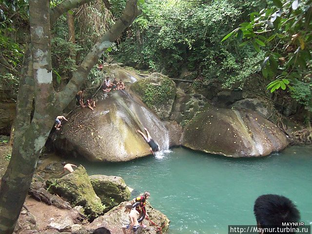 Спускаются кто как может,этот вниз головой.На берегу дежурит спасатель. Спускаются кто как может,этот вниз головой.На берегу дежурит спасатель.