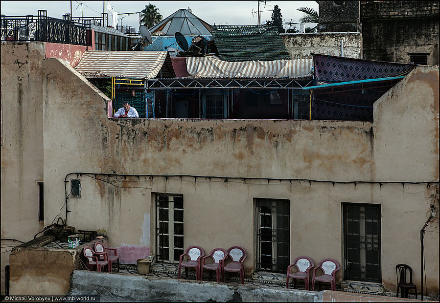 А это человек, лениво осматривал с высоты прилегающую улицу. Фес, Марокко