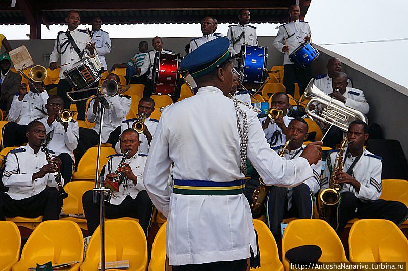 Официальный оркестр, видимо, полицейский, так как зелено-желто-синие цвета это цвета нигерийской полиции Лагос, Нигерия