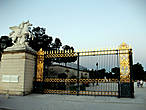Левую сторону центральных ворот  украшает конная статуя Меркурия скульптора Антуана Куаво.