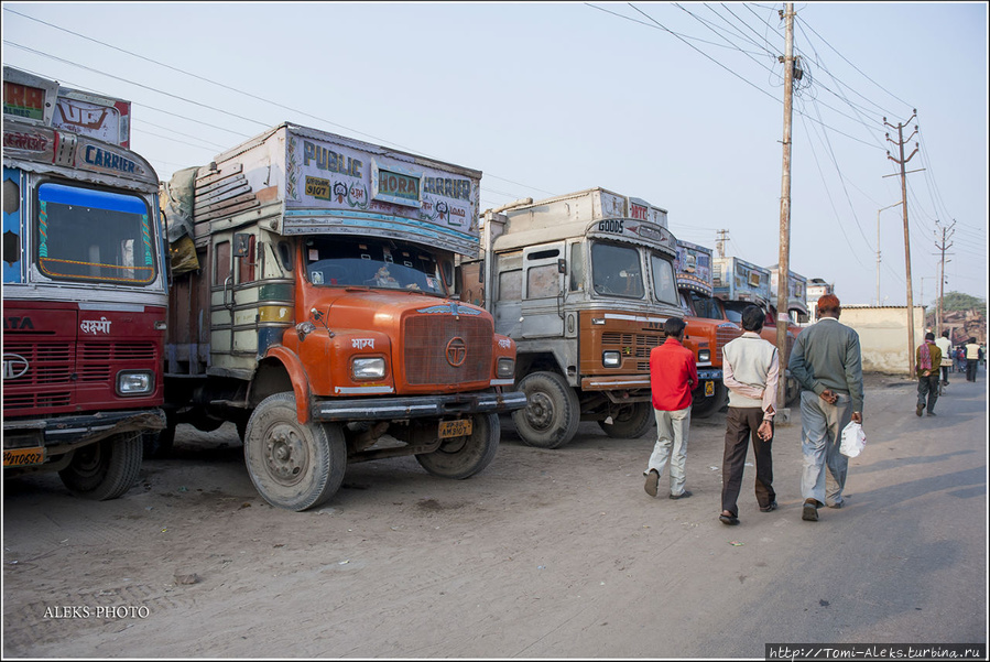 Индийские грузовики, впрочем, как и все виды транспорта в Индии, раскрашены в яркие цвета. Часто они еще бывают обвешаны всякими побрякушками... Агра, Индия