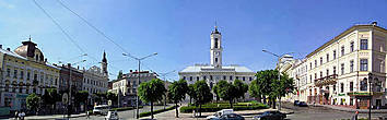 фото из википедии(http://uk.wikipedia.org)

Центральная улица Черновцов — Площадь Рынок(формировалась с 18-19 веков) и ратуша в стиле позднего класицизма (40е годы 19 века).