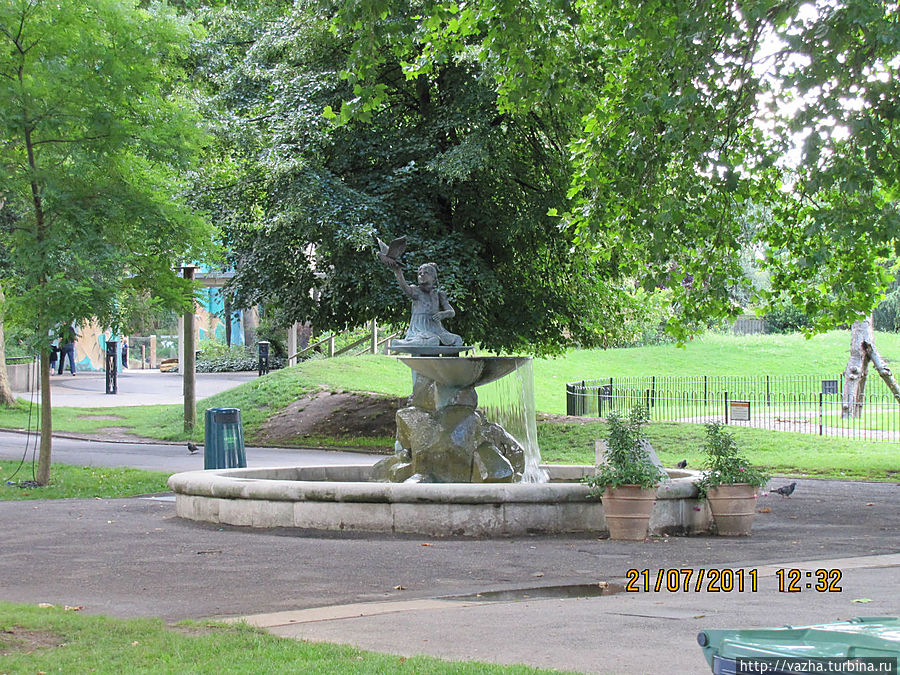 Красивый фонтанчик в парке Лондон, Великобритания