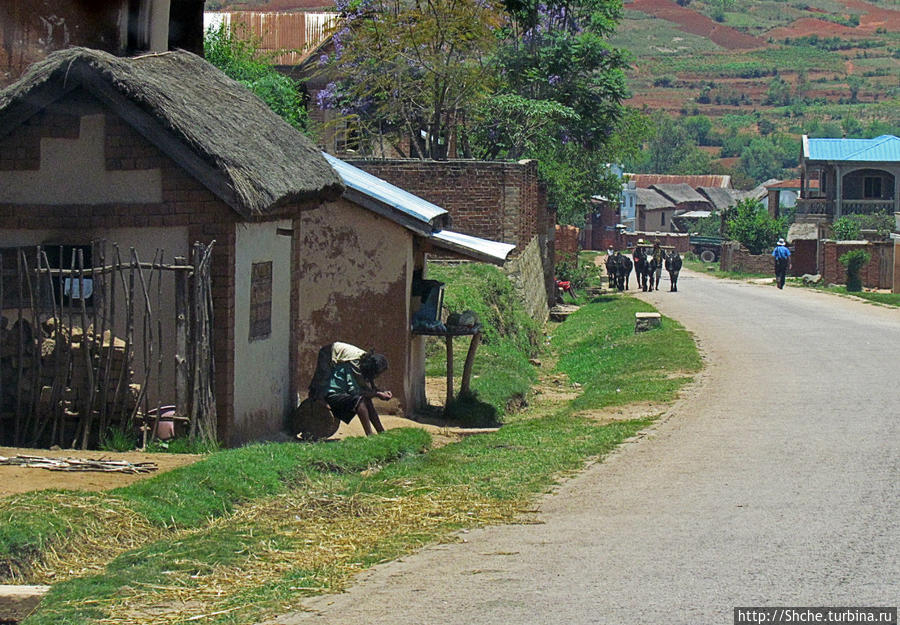 иногда пересекаем неизвестные городки Провинция Фианаранцуа, Мадагаскар