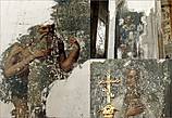 Когда-то стены главного храма монастыря украшали росписи со сценами из жизни преподобного Далмата, кое-где сохранившиеся и ныне