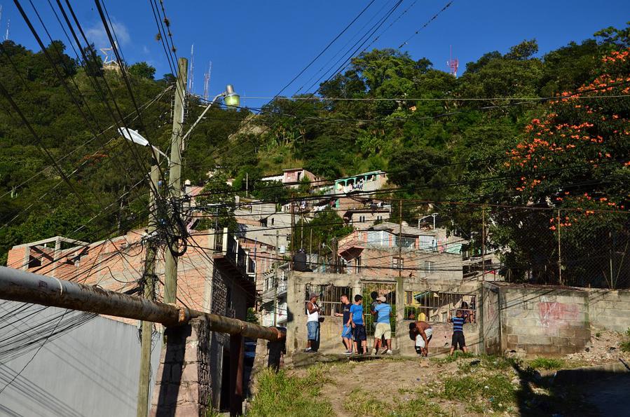 Вот тут местным гопникам не понравился гринго с большим фотоаппаратом Тегусигальпа, Гондурас