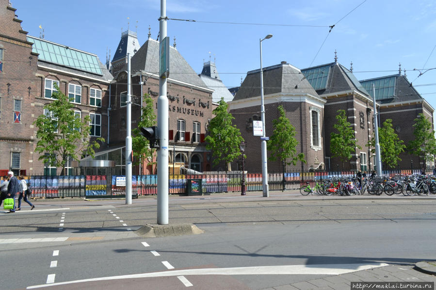 Двухколёсные друзья человека у Рейксмюзеум Амстердам, Нидерланды
