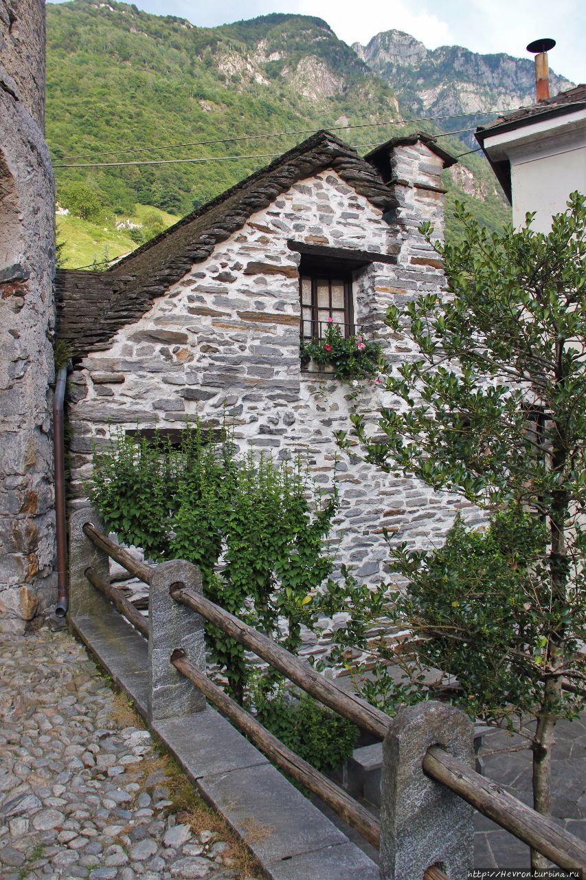 Каменная деревня на зеленой реке Лавертеццо, Швейцария
