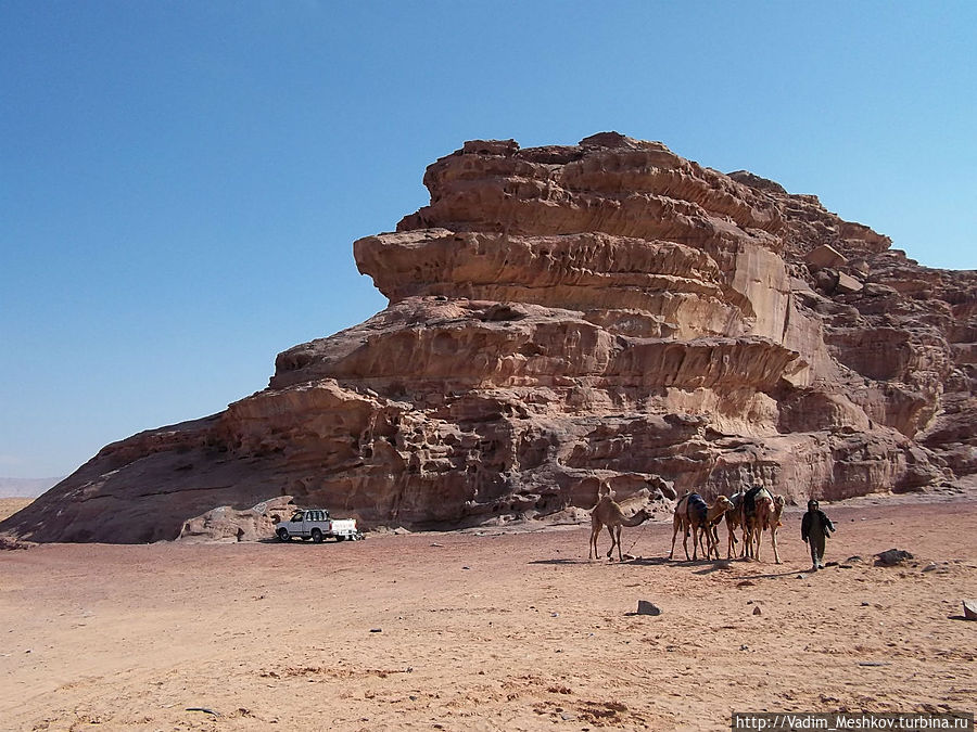 Дорога к Петре проходит через красную пустыню Wadi Rum. Петра, Иордания