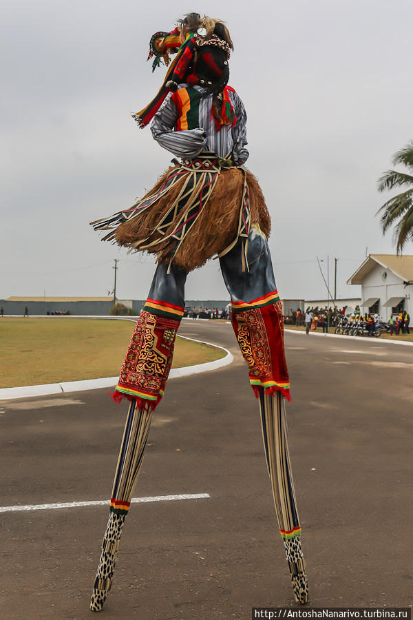 Танцор на ходулях в маске чёрта. Монровия, Либерия