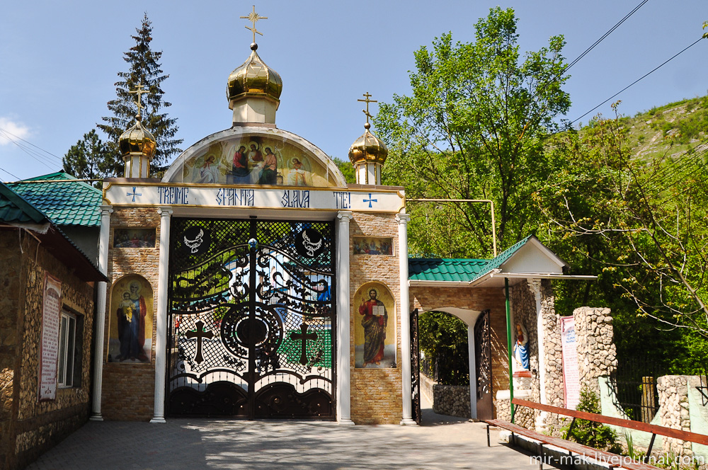 Также монастырь в Сахарне, по праву является крупнейшим паломническим центром Молдовы. Здесь хранятся мощи Святого Преподобного Макария, а на вершине одной из скал – оставила свой след сама Божья Матерь.

Троицкий монастырь, был основан монахом Варфоломеем в 1777 году, на месте более древнего скального Благовещенского монастыря. В смутные средние века, вырубленные в неприступных скалах кельи, были идеальным убежищем для православных монахов. Сахарна, Молдова
