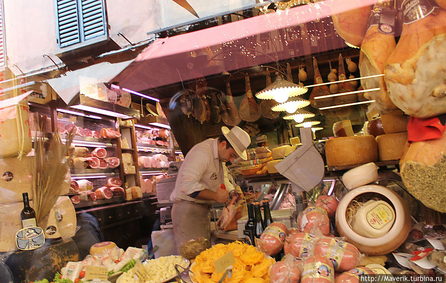 Болонцы называют это место Mercato di Mezzo , что означает рынок. Болонья, Италия