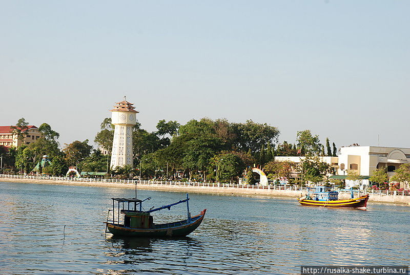 Город Фантхиет на реке Фантхиет Фантхиет, Вьетнам
